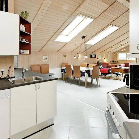 Three-bedroom Holiday In Bjert 3 *