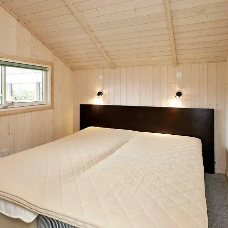 Three-bedroom Holiday In Bjert 3