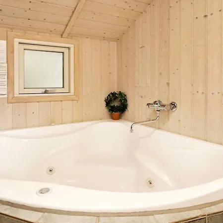 Three-bedroom Holiday In Bjert 3 بيت للعطل *